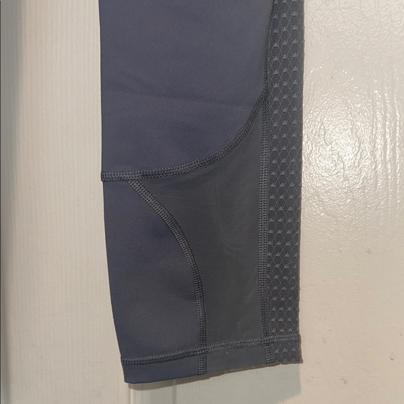 Victoria Sport Knockout Capri Leggings - Picture 9 of 10